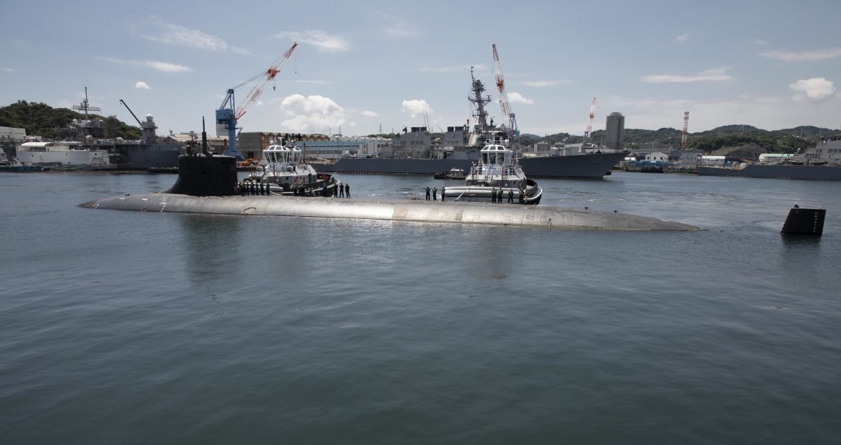 美國核子動力快速攻擊潛艦「康乃狄克號」(USS Connecticut)在亞洲海域下執行任務時，撞擊不明物體受損。圖為 「康乃狄克號」7月31日訪問日本橫須賀。（ 美國海軍官網）