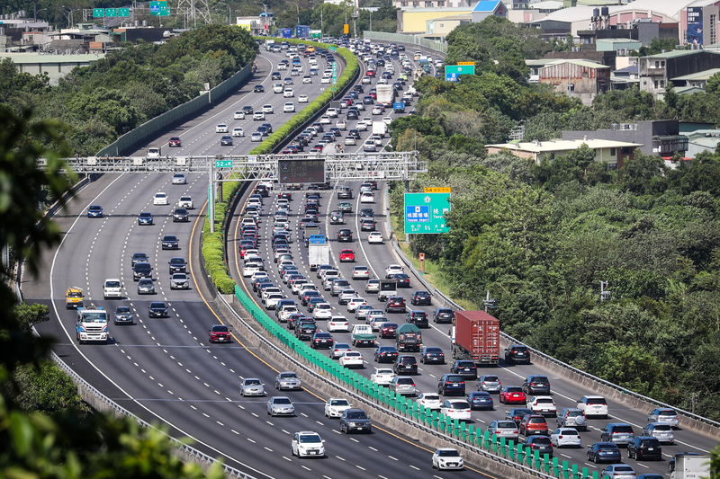 國慶連假首日，9日一早國道部分路段出現車潮，國道3號鶯歌系統至大溪等路段時速不到40公里。 (圖：中央社)