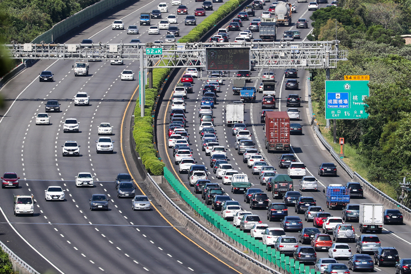 高公局預估國5尖峰時段將湧現旅遊車潮，30日上午9時起即開始有車多壅塞情形，恐持續至隔天凌晨0時。(圖：中央社)