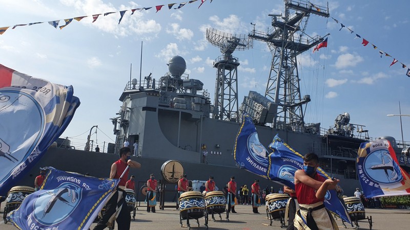 2021國慶焰火在高雄，高雄市政府9日邀請海軍派出張騫和武昌軍艦停靠新濱碼頭，開放民眾登艦觀賞，現場也有莒拳操演、戰鼓演出等。 (圖：中央社)