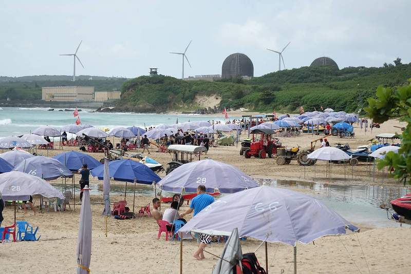 國慶連假首日，在五倍券助攻下，民眾紛紛出遊，墾丁海邊湧現戲水人潮，墾丁大街也人潮滿滿。(圖：中央社)
