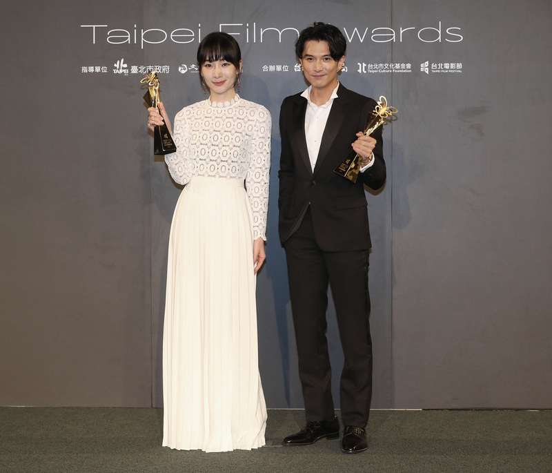 第23屆台北電影獎頒獎典禮9日在台北舉行，演員邱澤（右）以「當男人戀愛時」拿下本屆影帝，陽靚（左）則以「愛．殺」榮獲影后，兩人頒獎後開心合影。中央社記者張皓安攝　110年10月9日 (圖：中央社)