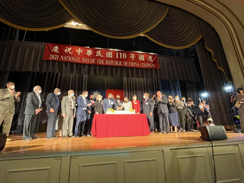 駐波士頓辦事處當地時間8日晚間舉行國慶酒會，與會貴賓共切蛋糕祝賀中華民國生日快樂。（駐波士頓辦事處提供）(圖：中央社)