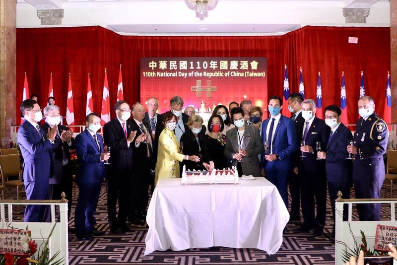 駐多倫多辦事處舉辦雙十國慶酒會，由新任駐多處長陳錦玲主持；與眾多貴賓祝酒並同切蛋糕。（駐多倫多辦事處提供） (圖：中央社)