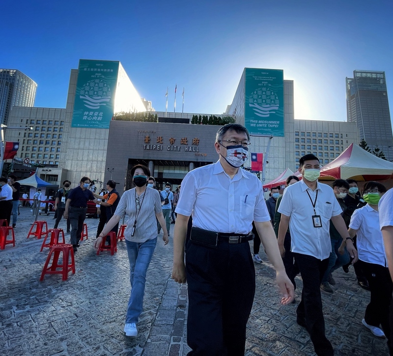 台北市長柯文哲（中）與副市長黃珊珊（左）10日上午在台北市政府前廣場，出席110年台北市國慶升旗暨慶祝活動時談到兩岸關係，柯文哲說，看著辦 隨國際局勢調整就好。(圖：中央社)