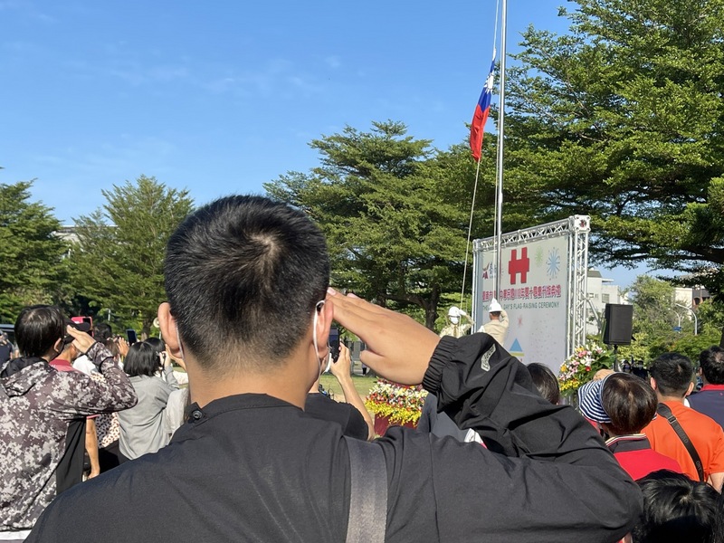 台南市政府10日在台南市永華市政中心西拉雅廣場舉辦國慶升旗典禮，祝賀中華民國生日快樂，許多市民扶老攜幼到場參加，向國旗敬禮。 (圖：中央社)