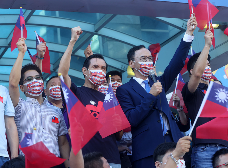 國民黨慶祝中華民國110年國慶升旗典禮10日在國民黨中央黨部前廣場舉行、前總統馬英九（左3）批雙十國慶logo 中華民國到哪裡去了？ (圖：中央社)
