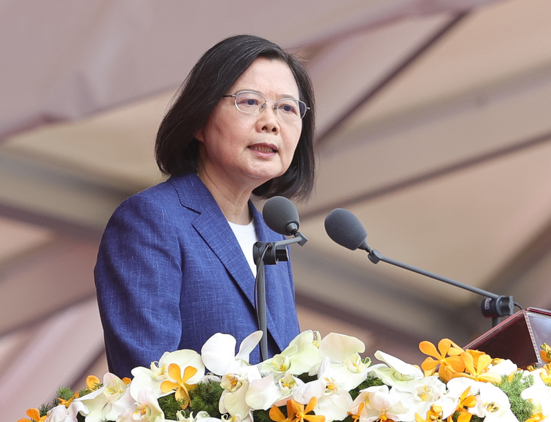蔡英文總統10日在國慶演說中拋出「四個堅持」，宣示中華民國與中華人民共和國互不隸屬、主權不容侵犯併吞，並呼籲朝野凝聚團結共識。(圖：中央社)