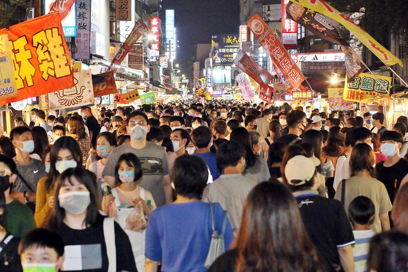 經濟部中部辦公室指出，為振興台灣夜市經濟，特地舉辦「國定踅夜市~經濟部送奶雞」活動。(圖：中央社)