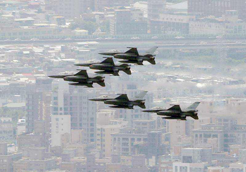 空軍將現有共141架F-16A/B構改性能提升為F-16V(Block20)，18日將在嘉義空軍基地舉辦首支F-16V作戰隊成軍典禮。圖為F-16V戰機參與國慶展演飛越北市上空。 (圖：中央社)