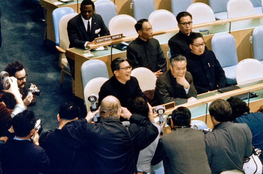 中華人民共和國代表團於1971.11.15在聯合國大會正式就座。代表團前排從左至右依次為：代表團團長喬冠華、駐聯合國代表黃華、代表團成員付浩。圖:取材自聯合國網站