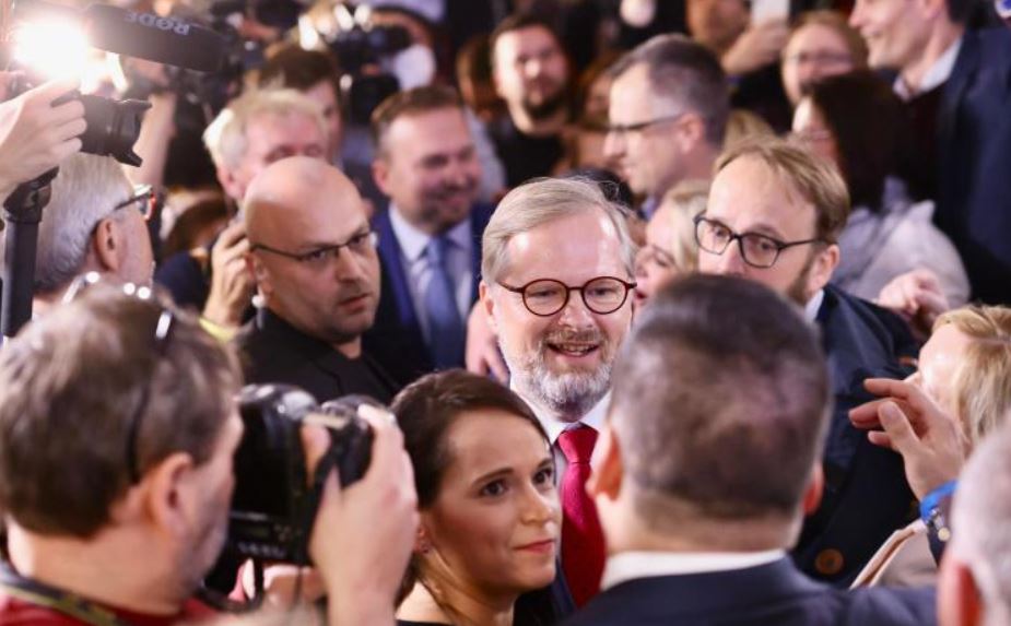 捷克人民民主黨黨魁57歲的費亞拉，有望在國會大選後成為捷克下一任總理。（費亞拉臉書）