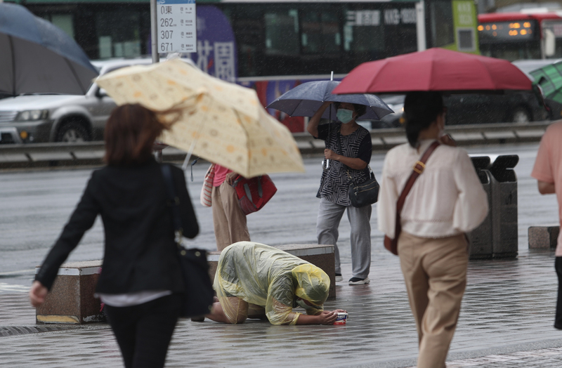 中央氣象局12日表示，由於颱風圓規對巴士海峽近海威脅已解除，上午8時30分解除颱風圓規海上颱風警報，但其外圍環流持續影響，各地天氣還是比較不穩定，民眾外出仍須攜帶雨具。 (圖：中央社)