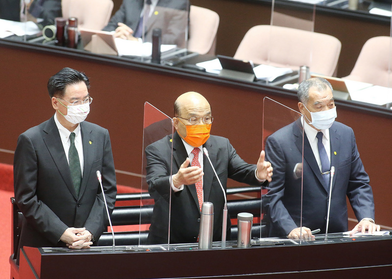 行政院長蘇貞昌（中）12日到立法院進行施政總質詢，國民黨籍立委鄭麗文針對潛艦發展政策提出問題，蘇貞昌與外交部長吳釗燮（左）、國防部長邱國正（右）同台備詢。 (圖：中央社)