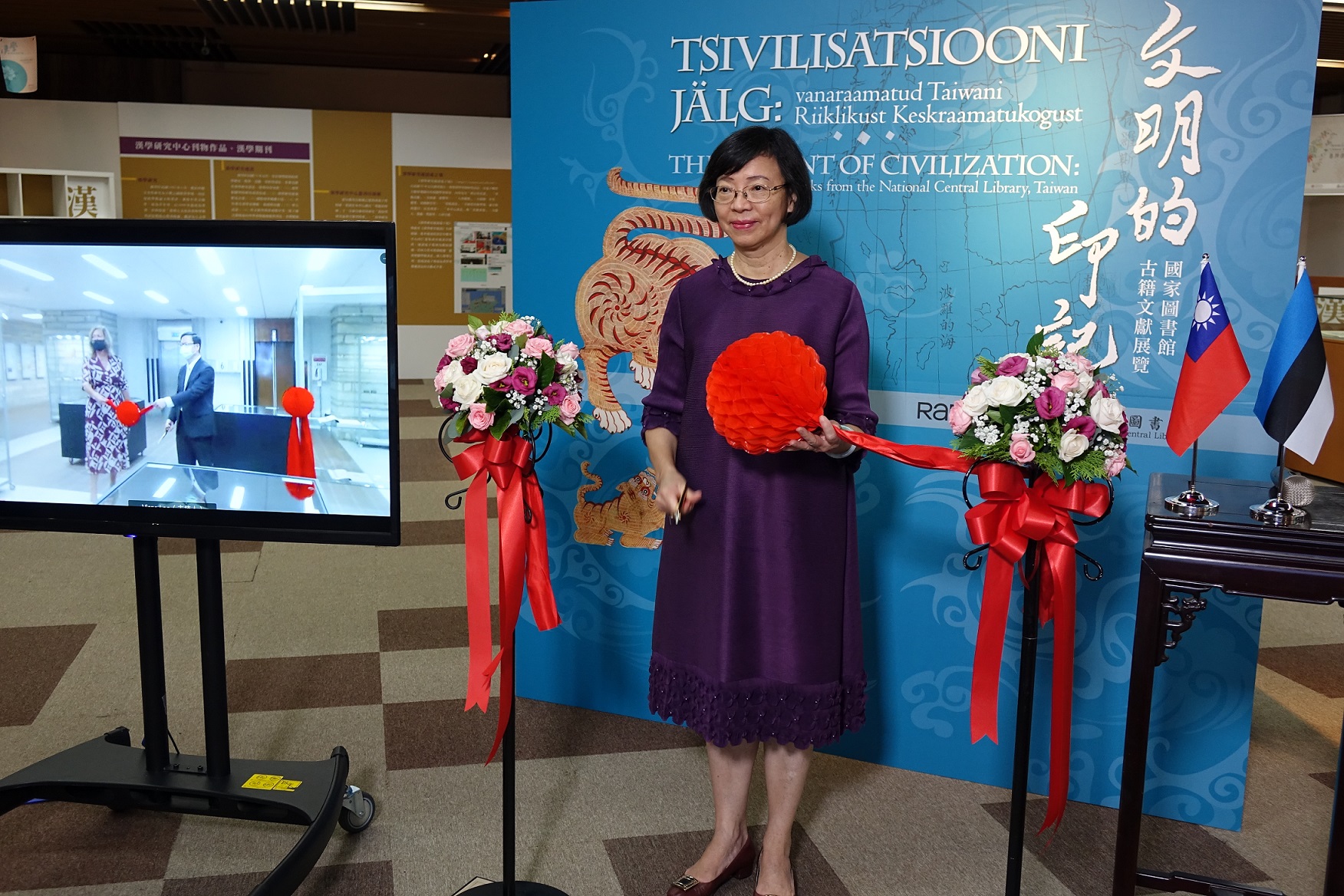 雙邊的國家圖書館透過視訊直播進行開幕儀式。(國圖提供)