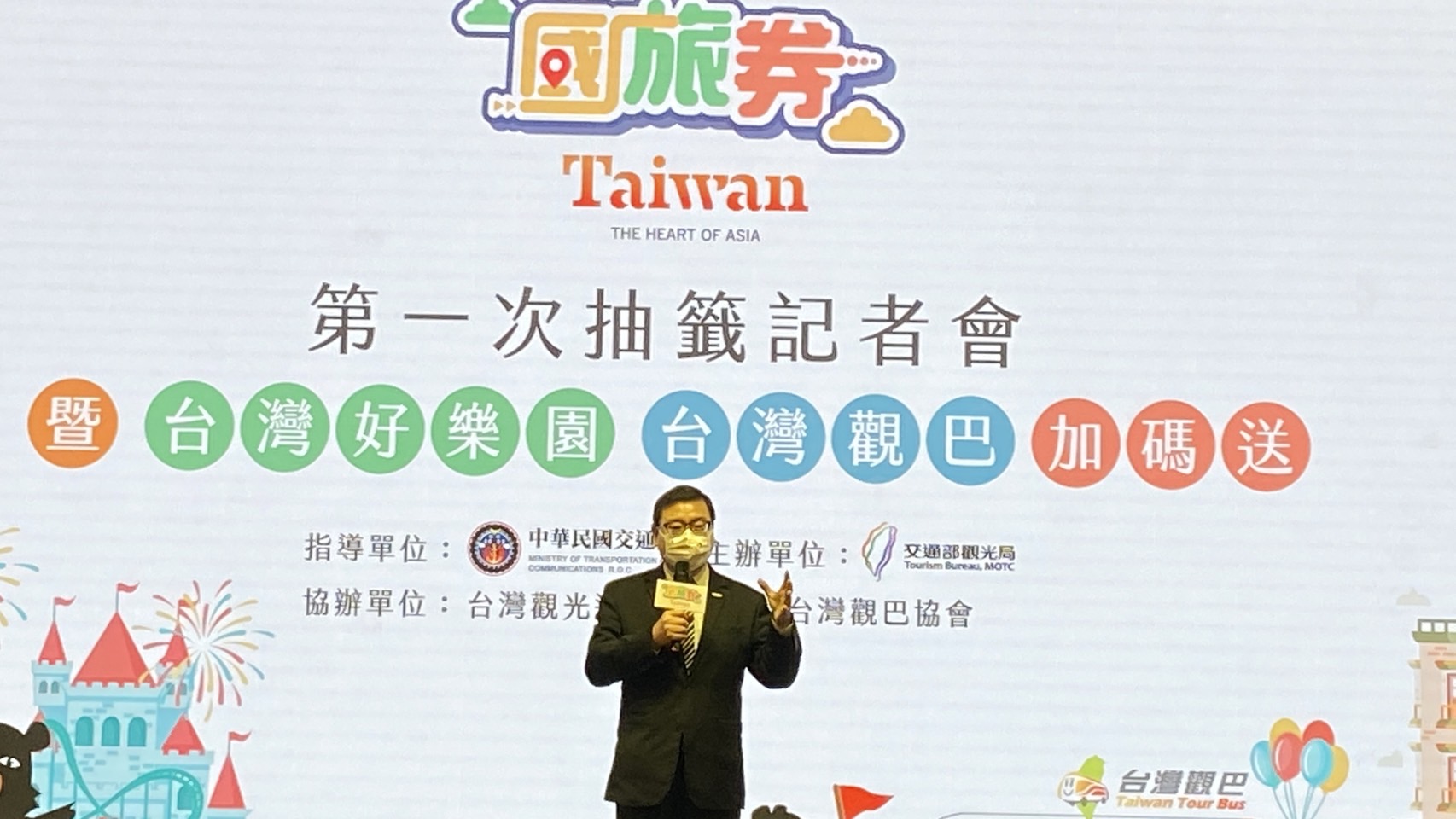 觀光局長張錫聰出席國旅券首次抽獎活動。(觀光局提供)