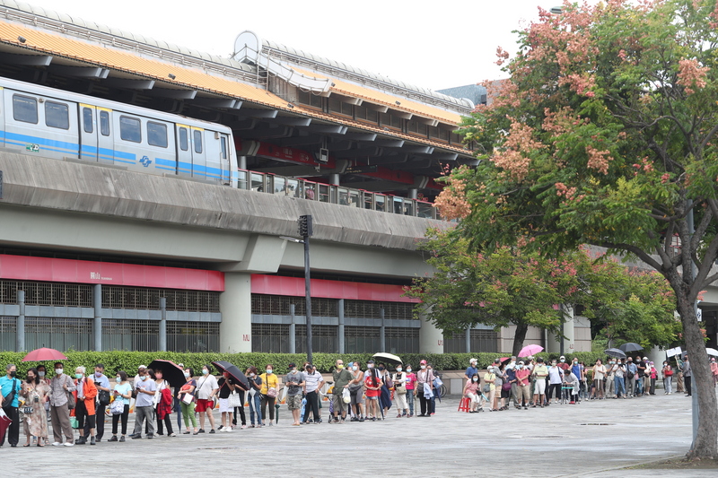 台北市日前開放68歲以上莫德納第2劑在花博接種站施打，爆滿民眾沿著捷運站排成長條人龍，北市15日宣布，第12輪將把不同疫苗進行分流。 (圖：中央社)