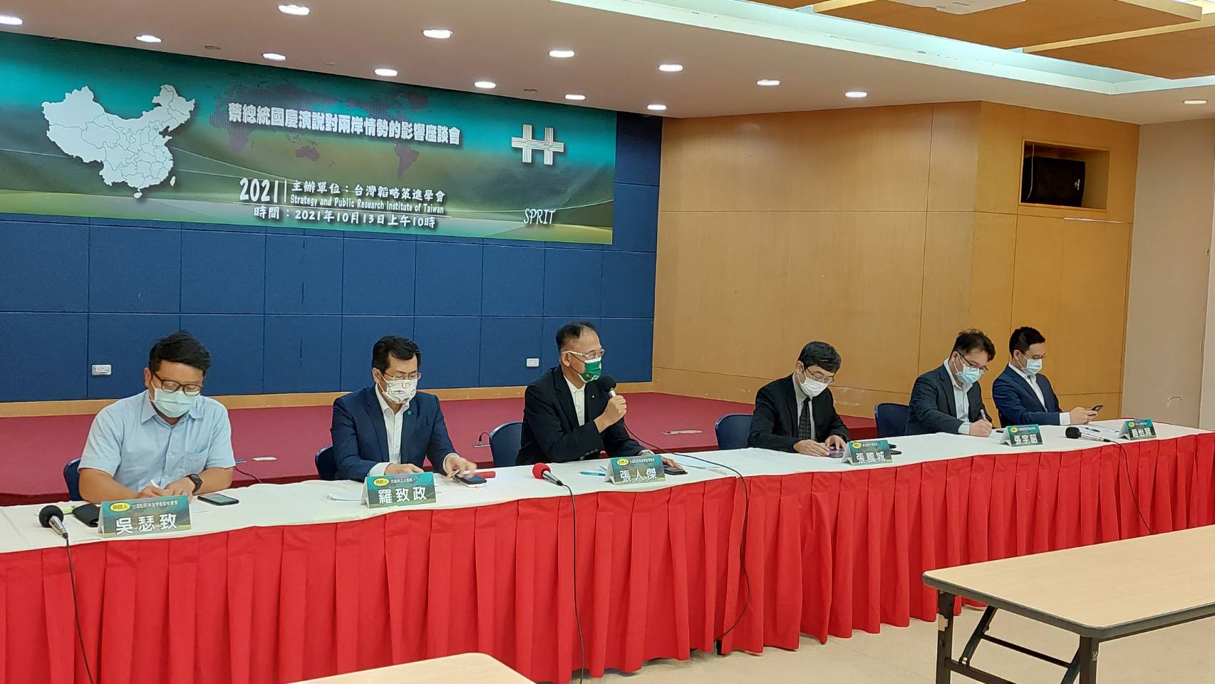 台灣韜略策略學會13日舉行座談會，討論蔡英文總統國慶演說對兩岸情勢的影響。(歐陽夢萍 攝)