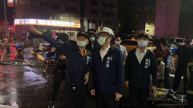 高雄鹽埕區「城中城」大樓14日凌晨發生大火，高雄市長陳其邁（前中）取消上午行程，趕赴火警現場了解情況。（民眾提供）(圖：中央社)