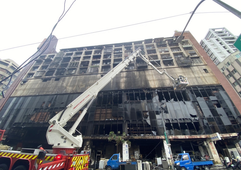 高雄市鹽埕區「城中城」大樓14日凌晨大火，已知造成46人死亡。(圖：中央社)