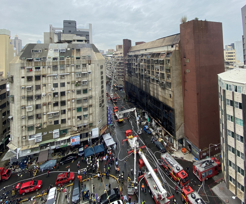 高雄市鹽埕區府北路「城中城」大樓14日凌晨發生火警，這成慘重傷亡。 (資料照片／中央社)