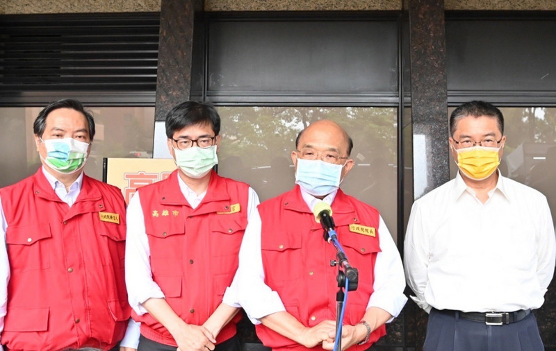 圖為行政院長蘇貞昌（右2）14日在高雄市長陳其邁（左2）與內政部長徐國勇（右1）、行政院發言人羅秉成（左1）陪同下，探視「城中城」火災傷患，也盼盡速將傷害減到最低。（行政院提供） (圖：中央社)