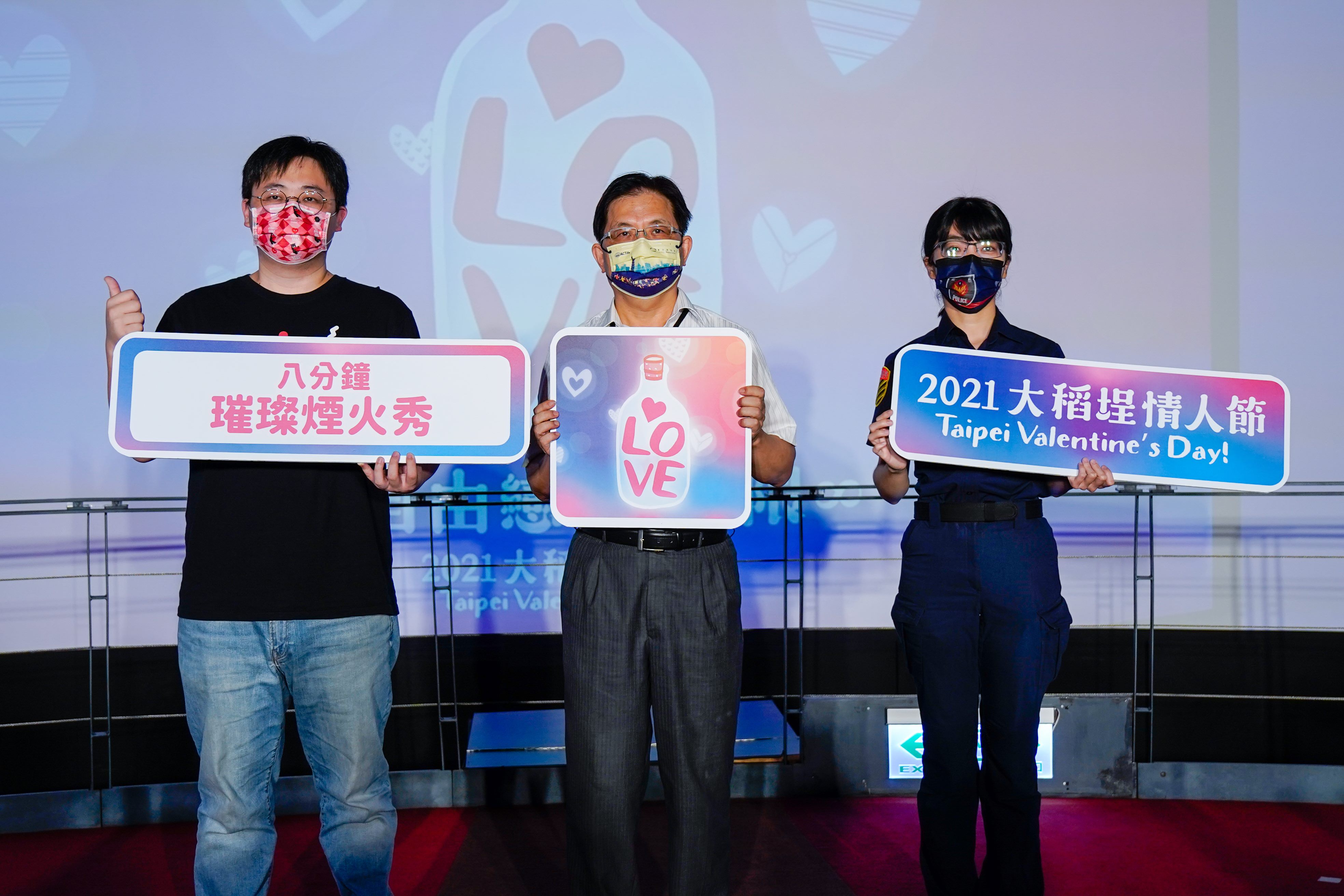 圖為臺北市副秘書長簡哲宏(中)、觀傳局長劉奕霆(左)及警察局交通警察大隊分隊長鍾佳紋(右) 。(台北市政府觀光傳播局提供)