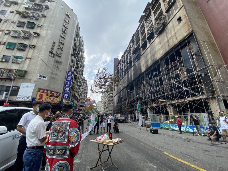 哀悼城中城大火，財政部公股事業捐助2250萬。圖為15日上午有死者家屬請來法師舉行招魂儀式。 (圖：中央社)