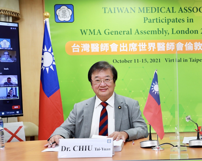 台灣醫師會理事長邱泰源15日出席世界醫師會大會，在歷經兩次表決後，力抗中國醫師會的阻撓，順利通過支持台灣參與WHO的決議文。（圖：台灣醫師會提供 /中央社)