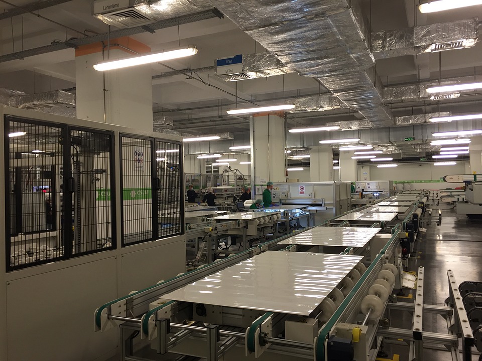 在庫存仍高以及減產不如預期下，學者認為面板產業最快明年下半年才會回溫。圖為面板廠。(圖：Pixabay)