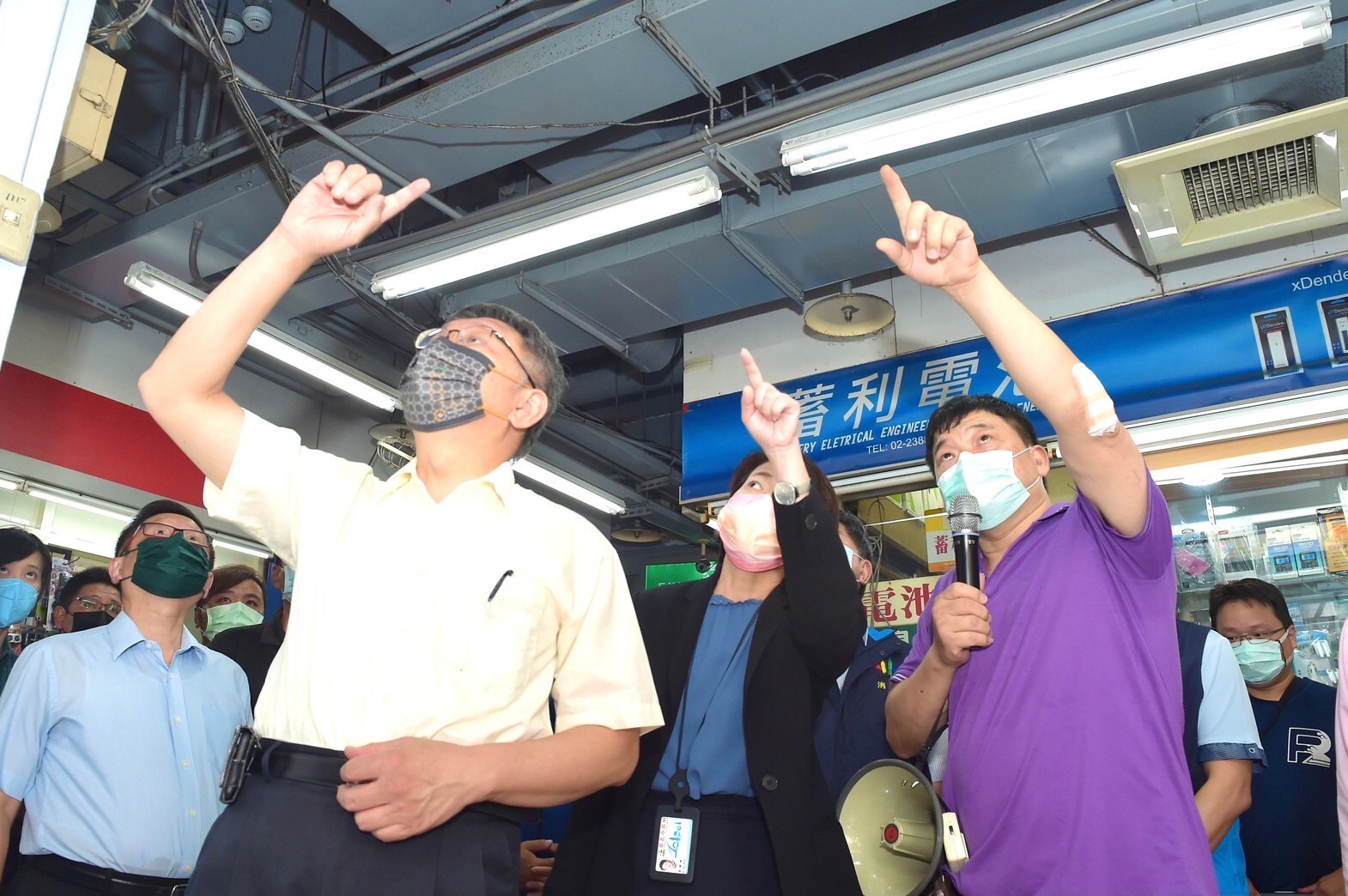 在高雄城中城大火後，台北市長柯文哲(前左一)、副市長黃珊珊(前排中)前往西寧國宅視察消防安全設施設備。(北市府提供)