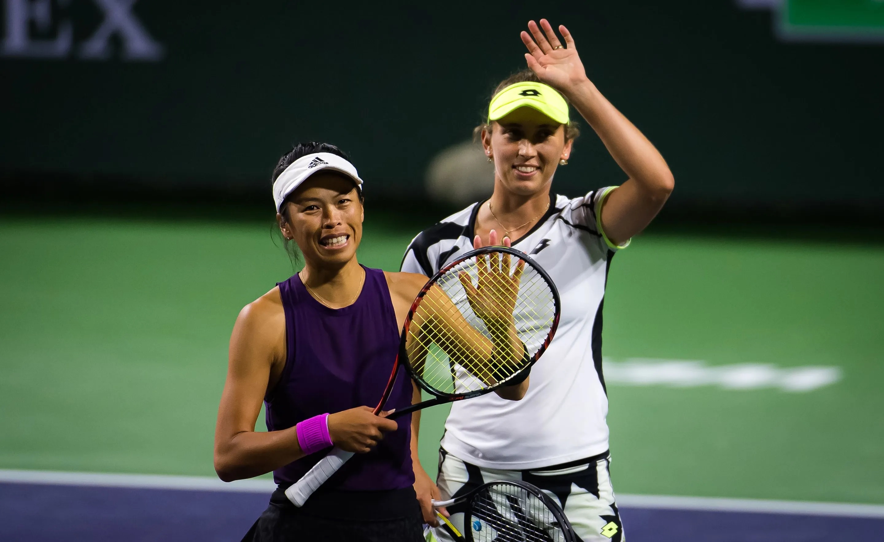 謝淑薇（ 左）與比利時搭擋梅丹斯（Elise Mertens)（資料照片／WTA官網）