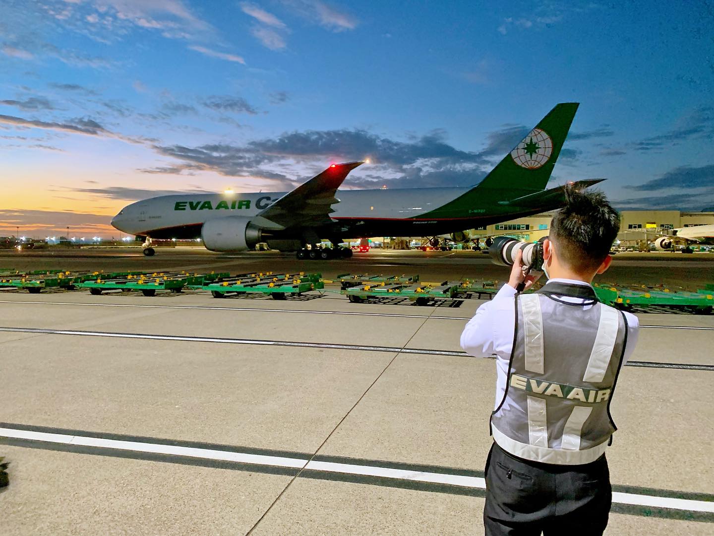 長榮航空美國線2機師突破性感染。圖為長榮航空示意圖。(圖：長榮航空臉書)