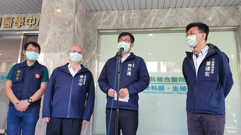 高雄城中城大樓火警造成嚴重死傷，針對藍營究責要求彈劾，陳其邁（右2）16日重申不會迴避調查和責任，自己也深切自責。 (圖：中央社)