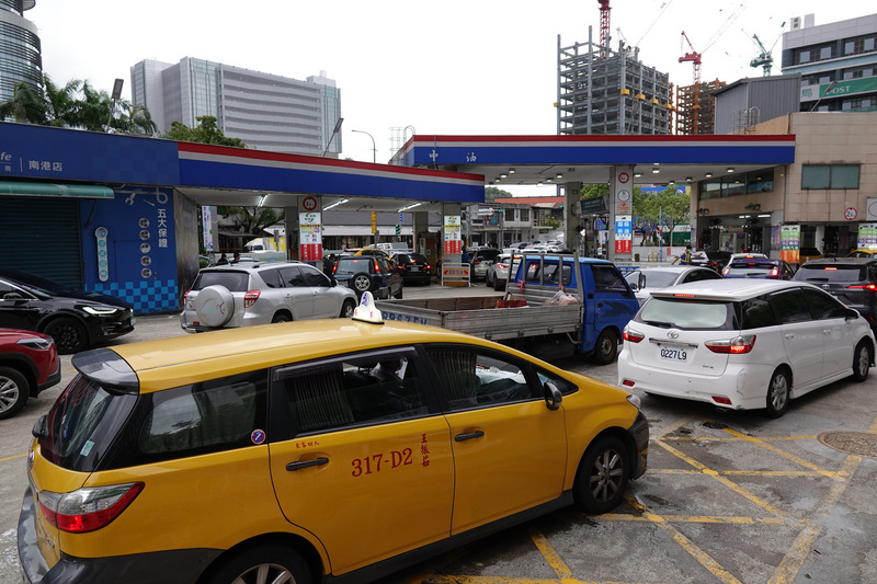 受到產油國減產影響，中油宣布，26日凌晨零時起汽油調漲新台幣0.4元、柴油調降0.3元。 (圖：中央社)
