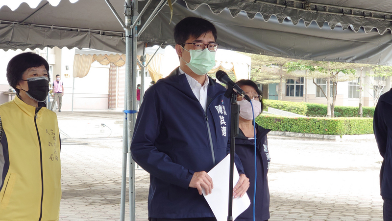 高雄市長陳其邁（中）表示，將擴大清查老舊建築防火避難設施。 (圖：中央社)