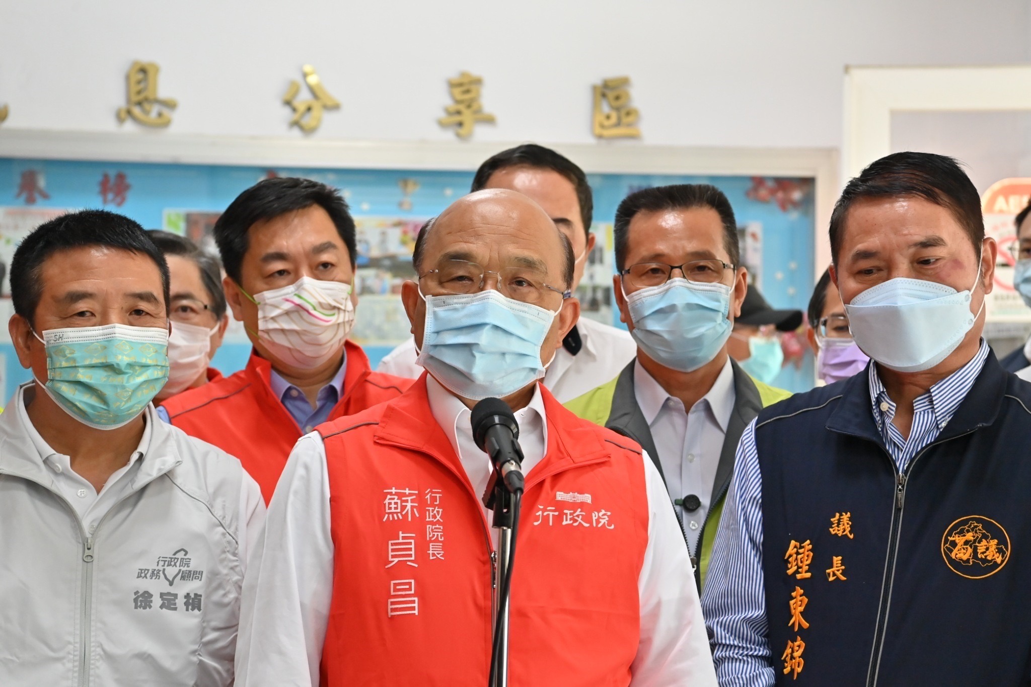 國民黨主席朱立倫指民進黨立委黃國書「三退」是民進黨的內鬥。行政院長蘇貞昌18日表示，朱立倫的說法還不如黃國書坦白。(行政院提供)