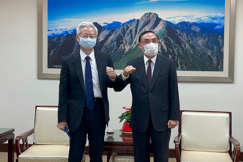 精障者犯罪引發社會擔憂，司法院提案刑事訴訟法修法增「緊急監護」制度，法務部有不同意見。法務部長蔡清祥（右）19日晚間邀司法院秘書長林輝煌（左）會談，盼達成共識，完備社會安全網。