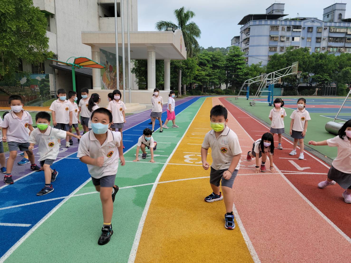 學校體育課從10月19日起不用再戴口罩上課了。(新北市育林國小提供)