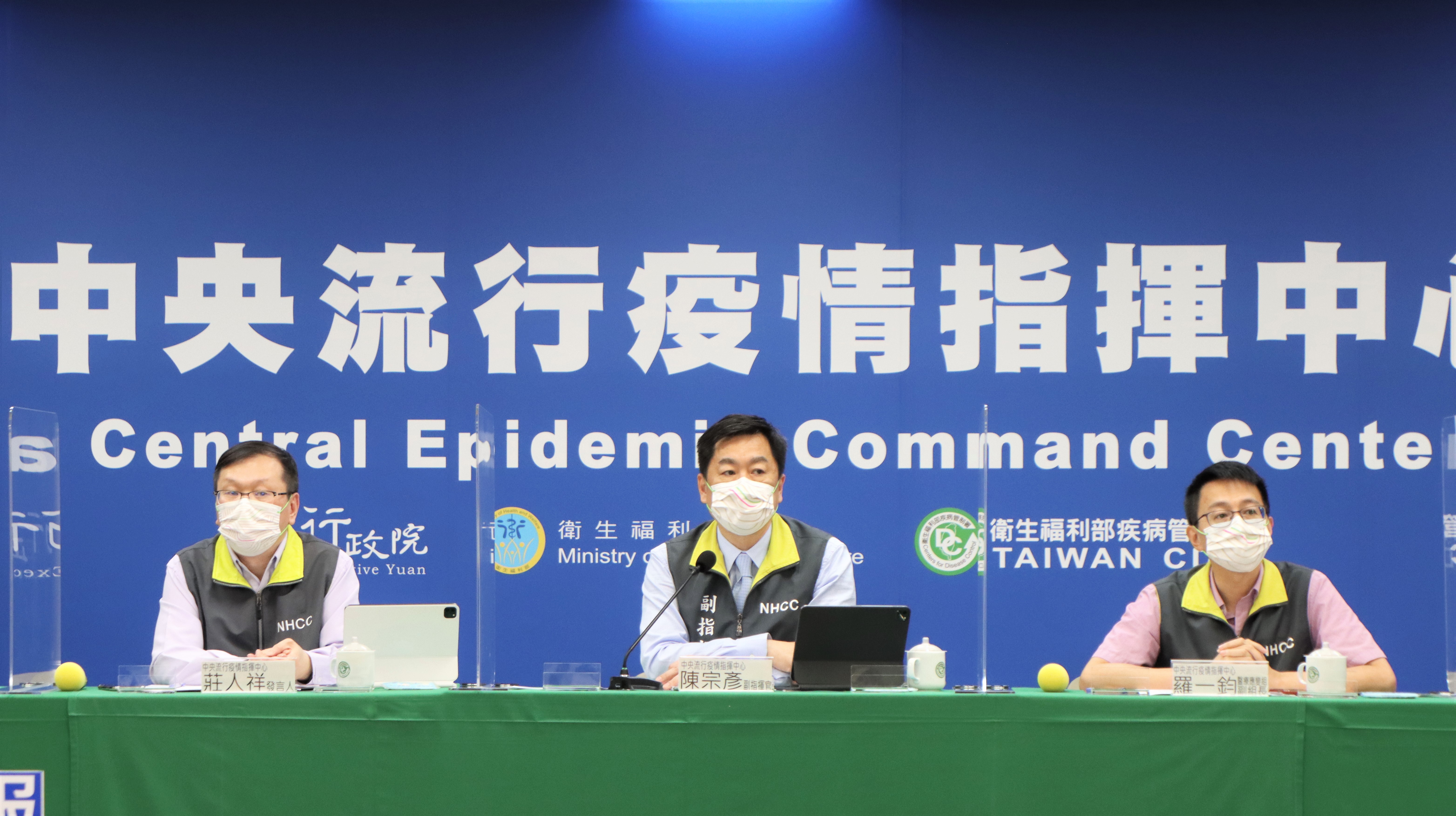 陳宗彥19日表示，民眾在國外打疫苗，返台後可補登於系統，但不註記在小黃卡上。(指揮中心提供)