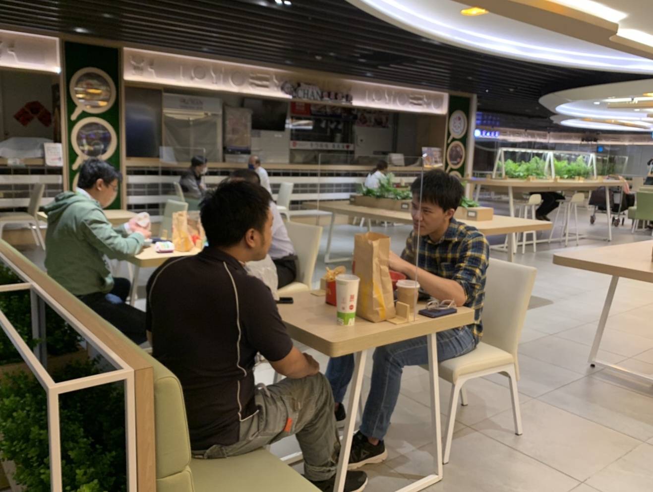 桃園機場自19日起旅客出境可飲食，旅客在相關管制措施下安心享用美食。(桃園機場公司提供)