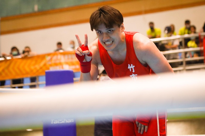 110年全國運動會拳擊女子組75公斤級決賽20日在新北市鶯歌高職舉行，拳擊好手陳念琴順利勝出獲得金牌，她開心比YA慶祝。 (圖：中央社)
