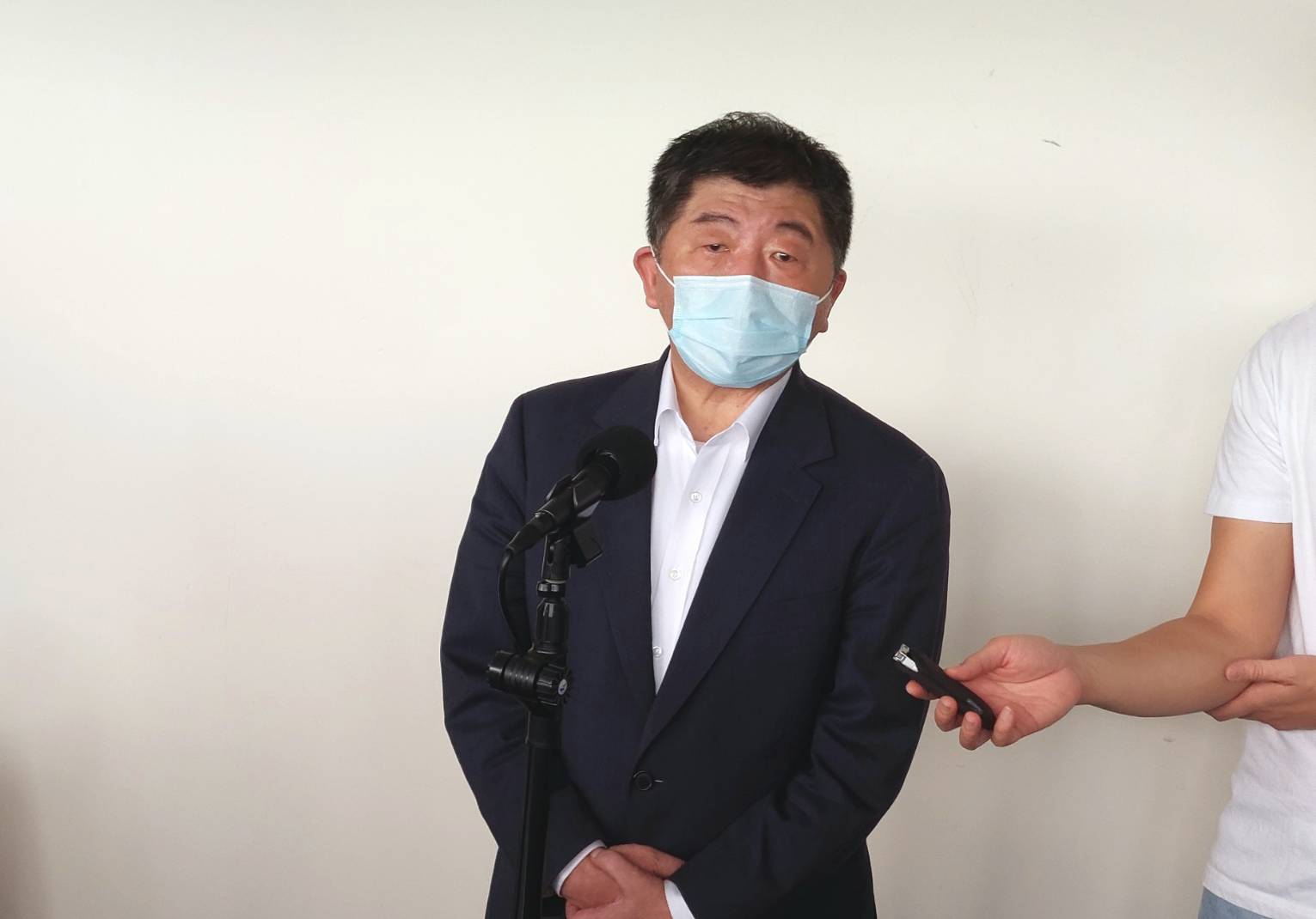 對於北市接種量能不足，陳時中20日受訪時表示，希望北市多努力一些。(劉品希 攝)
