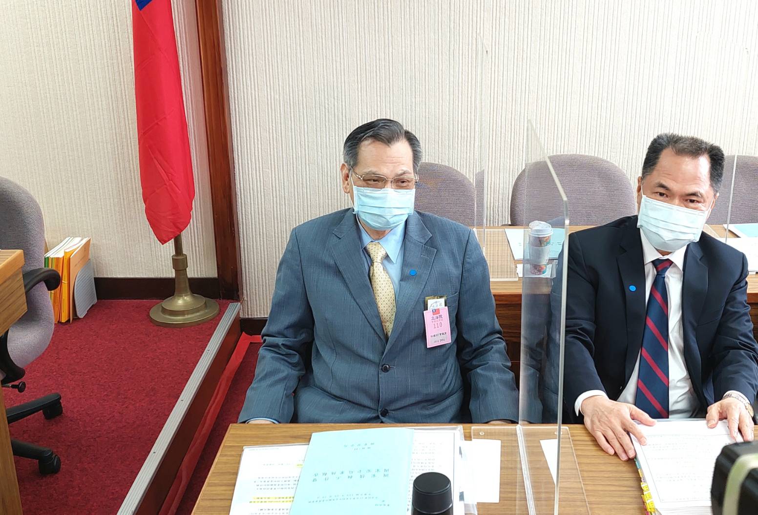 國安局長陳明通(左)20日到立法院外交國防委員會報告，他在答詢時表示，依據情資蒐研，年底「拜習會」不會出現第四公報。(歐陽夢萍 攝)