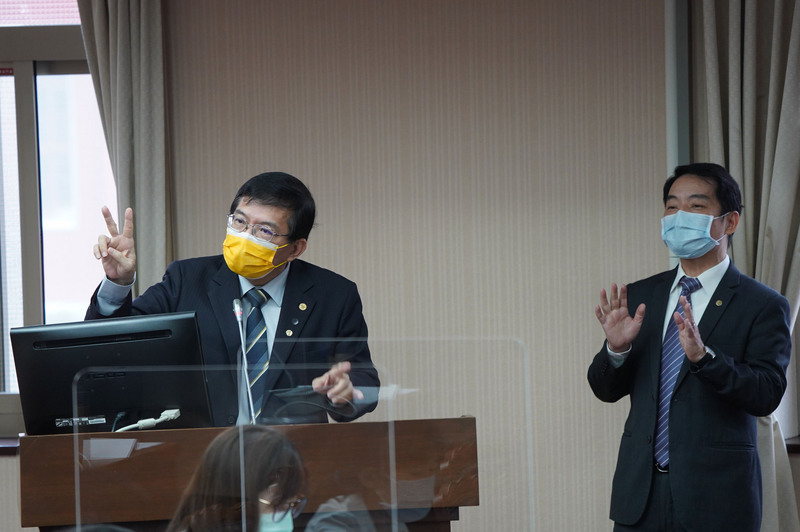 立法院交通委員會21日邀請交通部長王國材（左）與鐵道局長伍勝園（右）就「高鐵延伸宜蘭」進行專題報告。(圖：中央社)