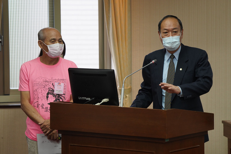 立法院內政委員會21日邀請海洋委員會主委李仲威（右）進行專題報告，左為珍愛藻礁公投連署領銜人潘忠政。 (圖：中央社)