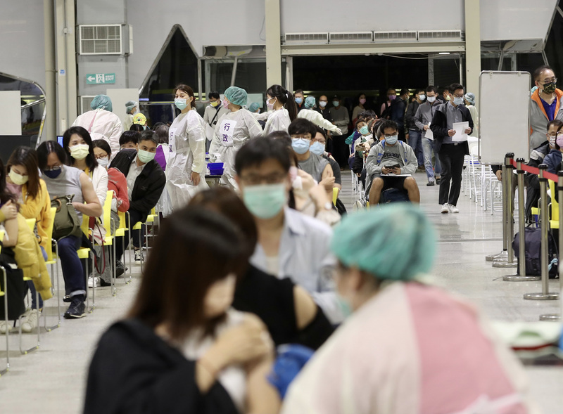 AZ疫苗混打BNT何時能登記？陳時中將說明 (圖：中央社)