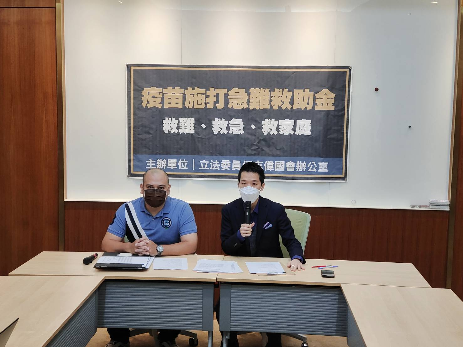 民進黨立委何志偉提案修法，增設「疫苗施打急難救助金」，減輕民眾的醫藥費負擔。(王韋婷攝)