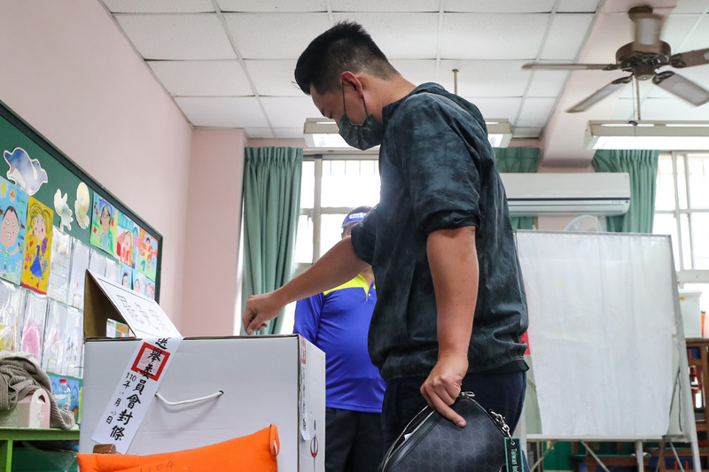 陳柏惟罷免案今投票 蘇貞昌：尊重民主過程。圖為台灣基進立委陳柏惟罷免案23日投票，陳柏惟上午抵達台中市龍井區龍峰國小投票所，完成投票。 (圖：中央社)
