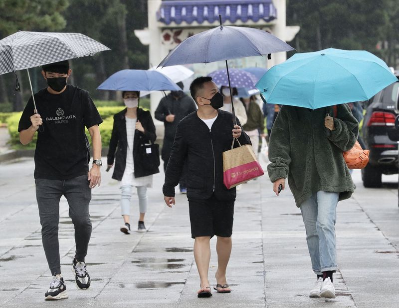 氣象局表示，24日各地普遍還是濕冷天氣，特別是北台灣下雨的天氣要到週一白天起，才會有所緩和。(圖：中央社)